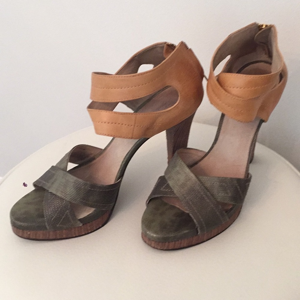 Elizabeth and James heel